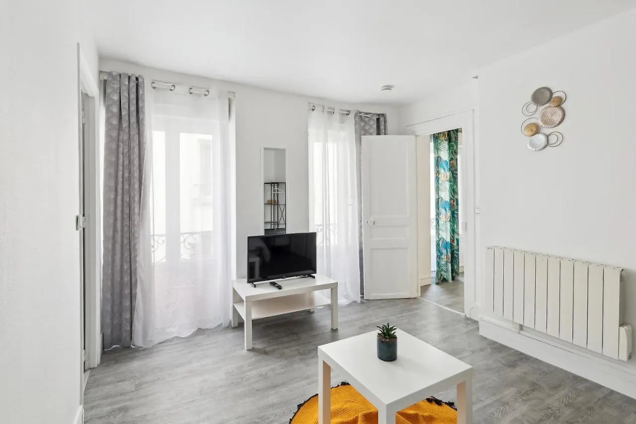 Chic And Comfortable Apart In Paris Apartment