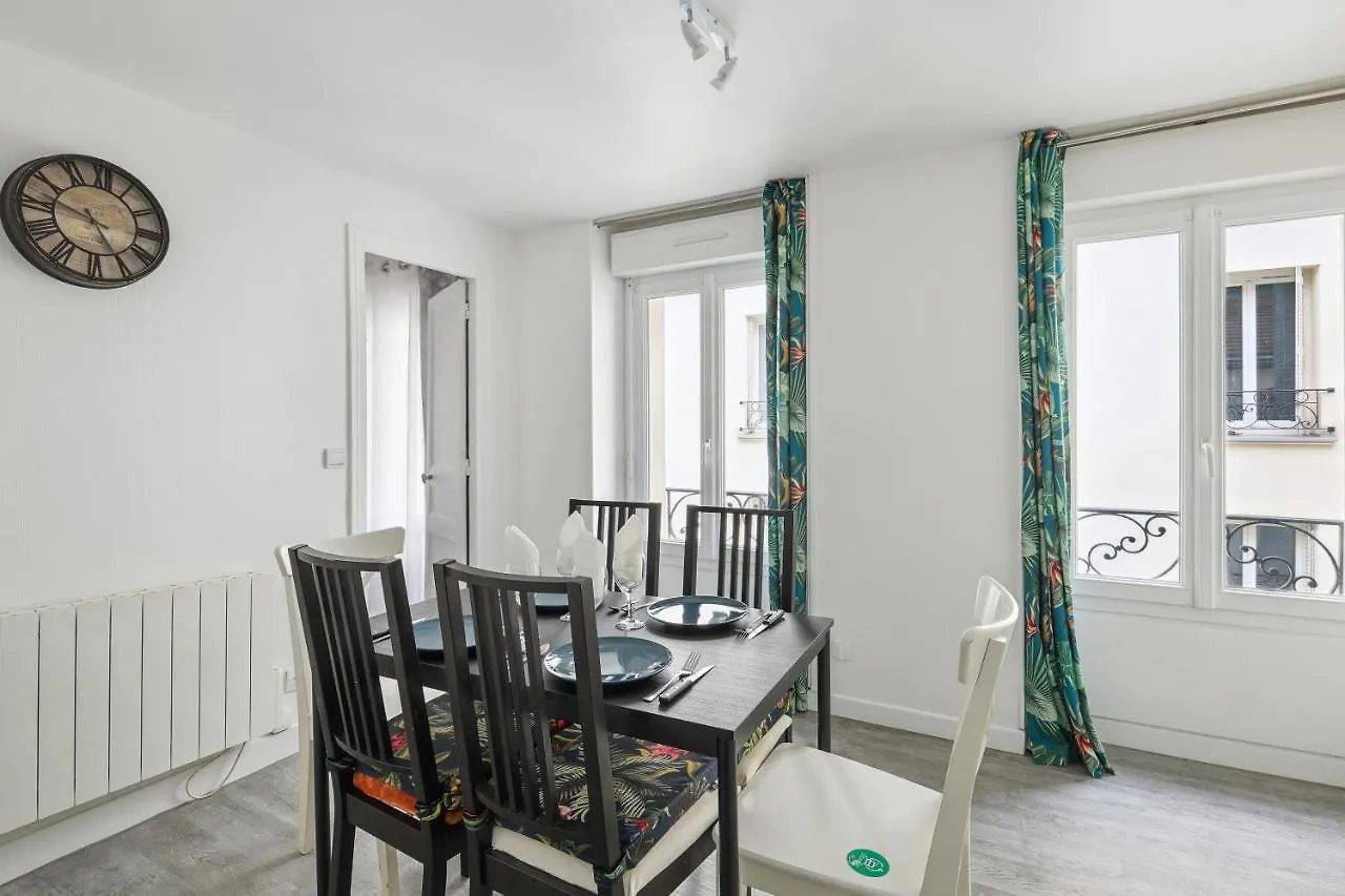 Chic And Comfortable Apart In Paris Apartment France