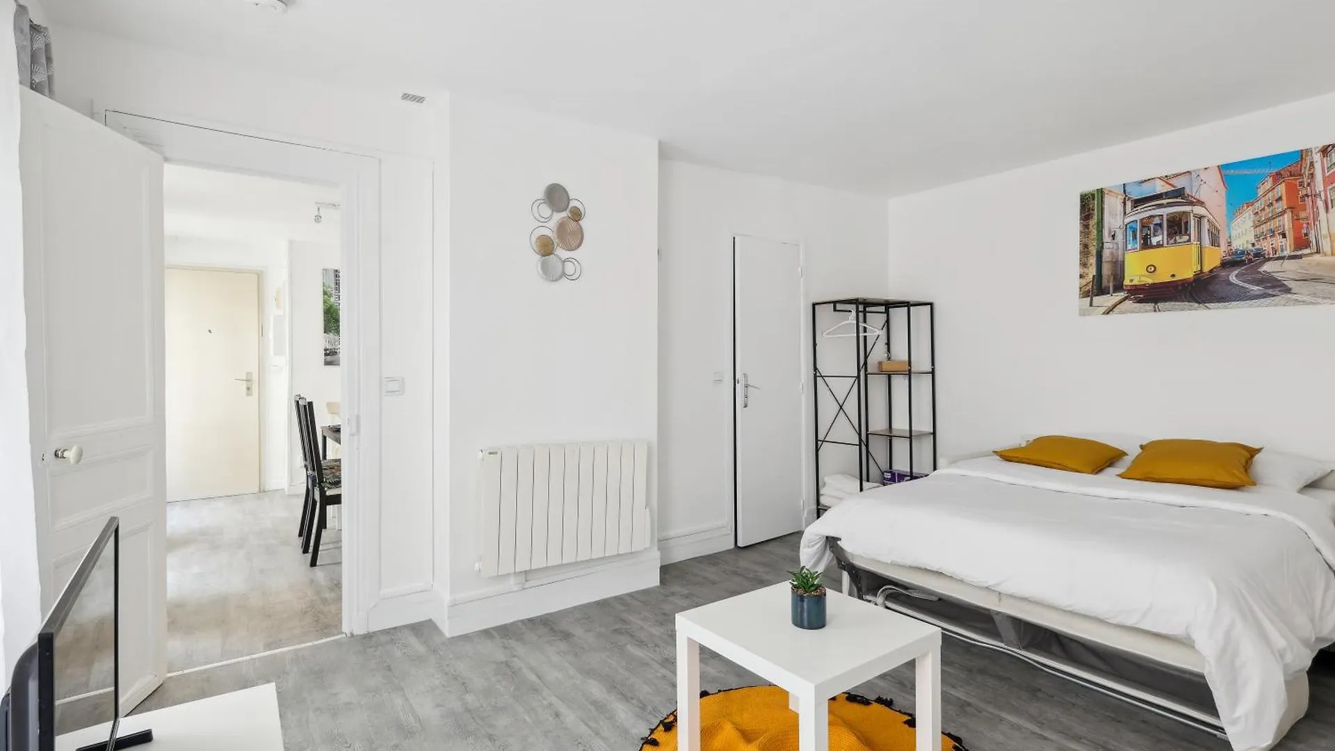 Chic And Comfortable Apart In Paris Apartment France